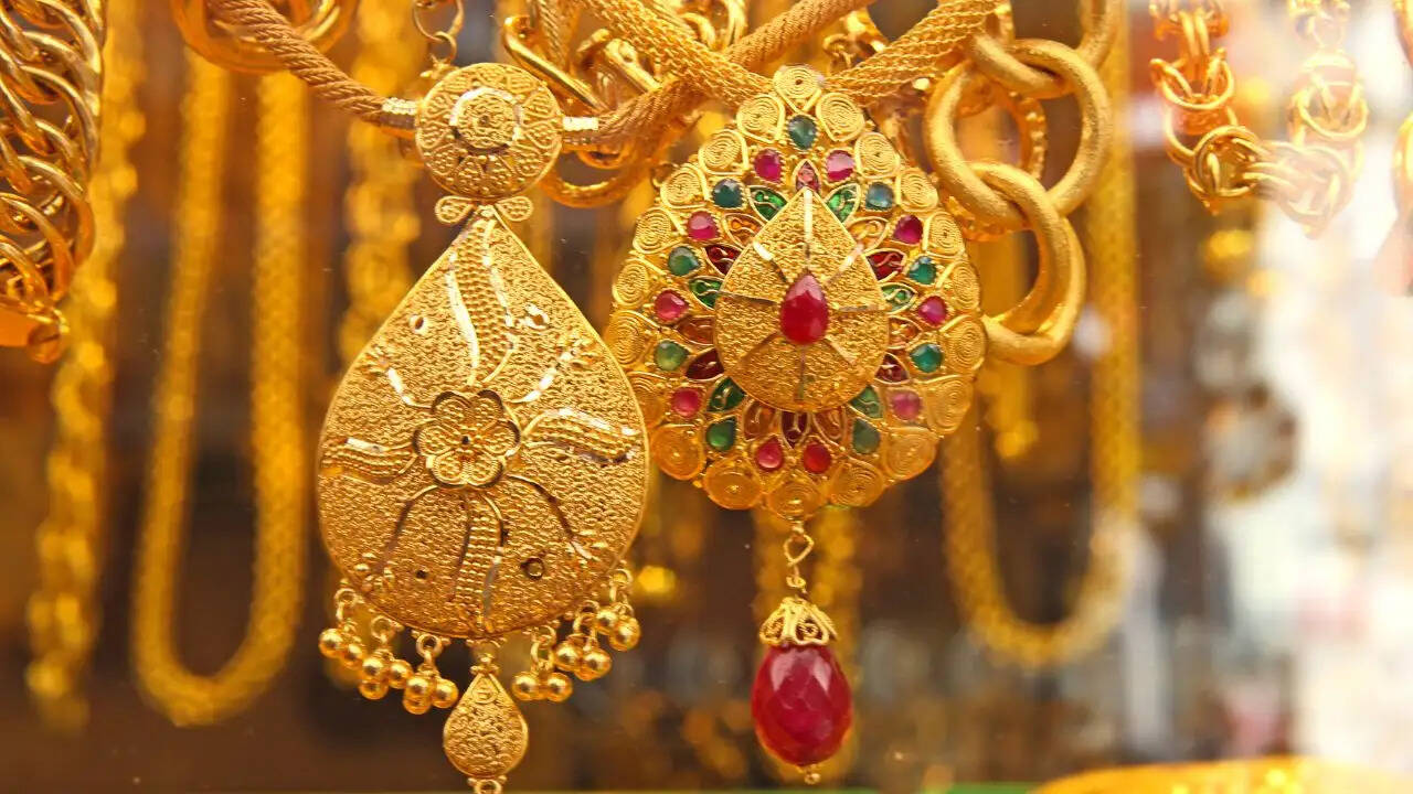 Gold Rate Today: सोना-चांदी खरीदने वालों को झटका, सरकार ने 6% से बढ़ाकर 15% की आयात ड्यूटी लागू की