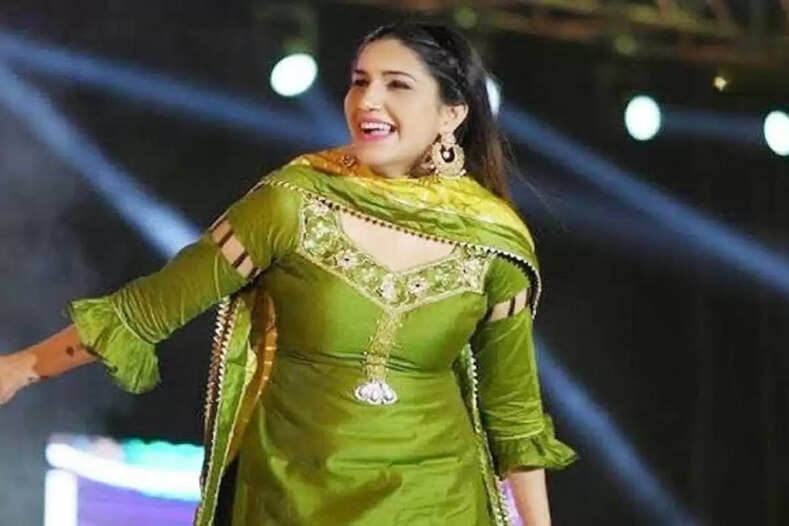 Sapna Choudhary Dance: सपना चौधरी का बेहतरीन डांस वीडियो वायरल, यूपी में हिलाया स्टेज