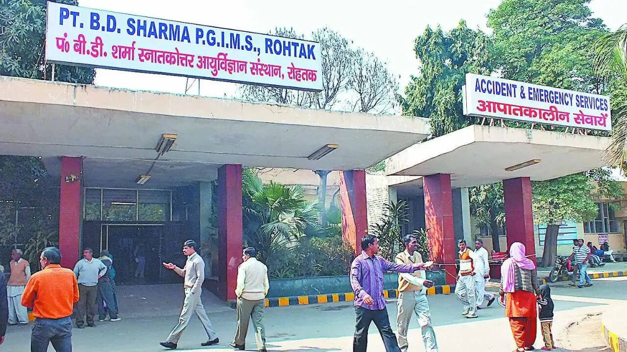 हरियाणा में PGIMS रोहतक के वरिष्ठ प्रोफेसर निलंबित, प्रशासन ने जारी किए आदेश
