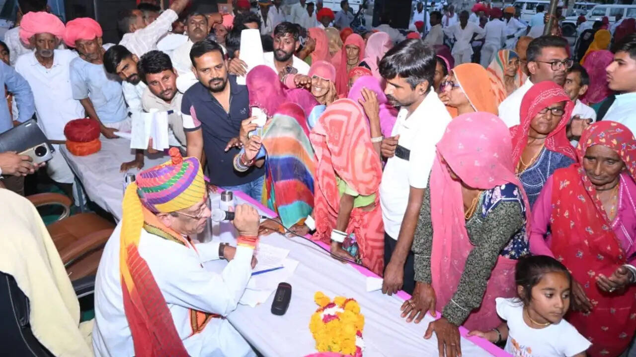 राजस्थान: पशुपालन मंत्री ने पाली जिले के मनिहारी में की रात्रि चौपाल, समस्याओं को सुना और अधिकारियों को दिए समाधान के निर्देश