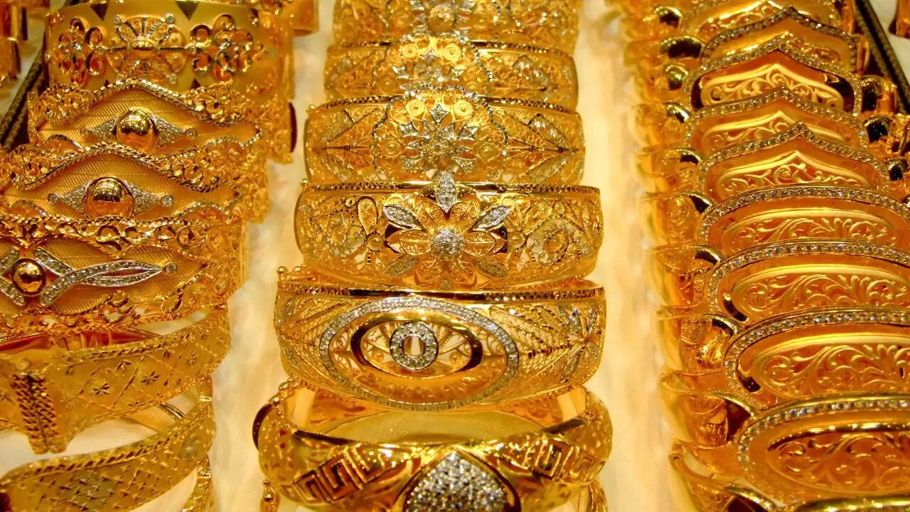 Gold Rate: चांदी और सोने के रेट घटे, चैक करिए 10 ग्राम का भाव