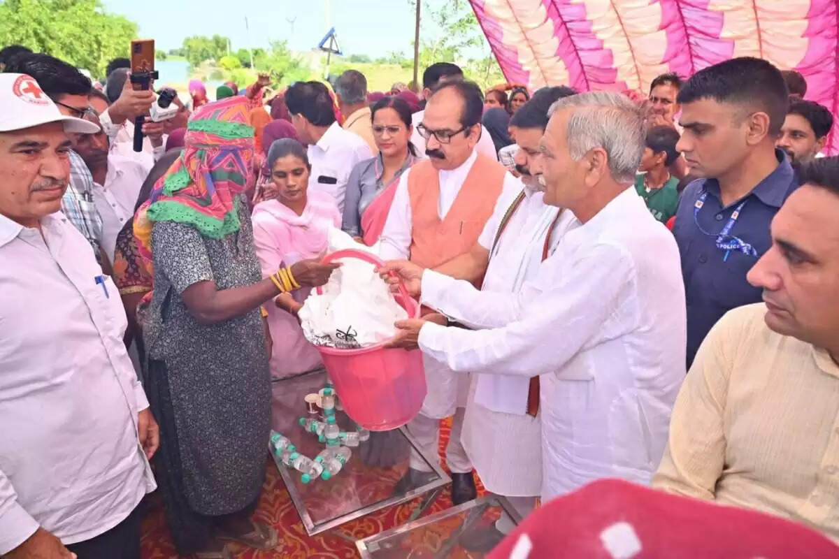Sirsa News: नाथूसरी चौपटा क्षेत्र में पहुंचे केंद्रीय राज्य मंत्री सतीश चंद्र दुबे, गुड़िया खेड़ा के ग्रामीणों से की मुलाकात