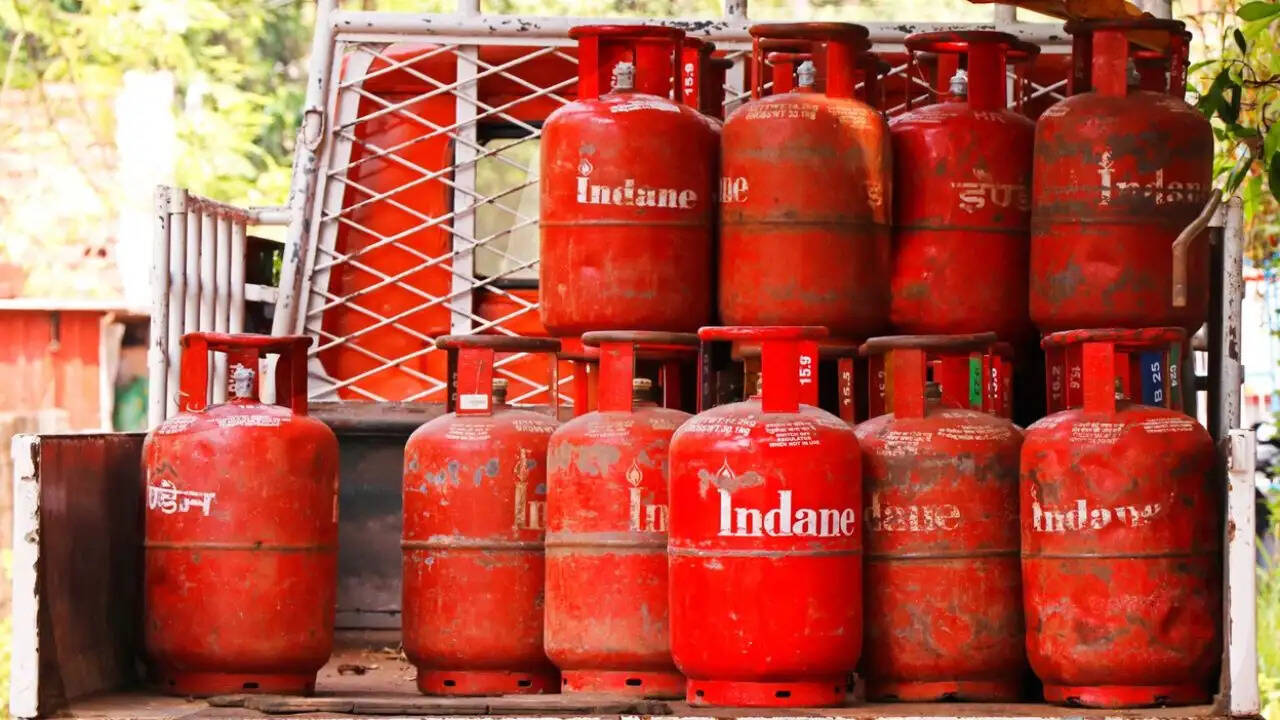 Ujjwala LPG Cylinders: उज्ज्वला योजना में बड़ा बदलाव, अब साल में केवल 4 सिलेंडरों पर मिलेगी सब्सिडी