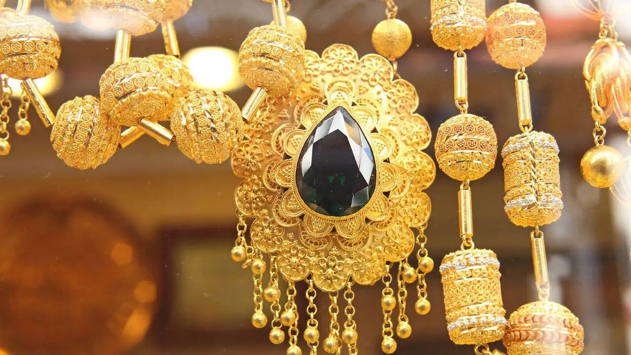 Aaj Ka Gold Rate:&nbsp;चांदी 3500 और सोने 1200 रुपए कम हुआ भाव, वैश्विक गिरावट का घरेलू बाजार में असर